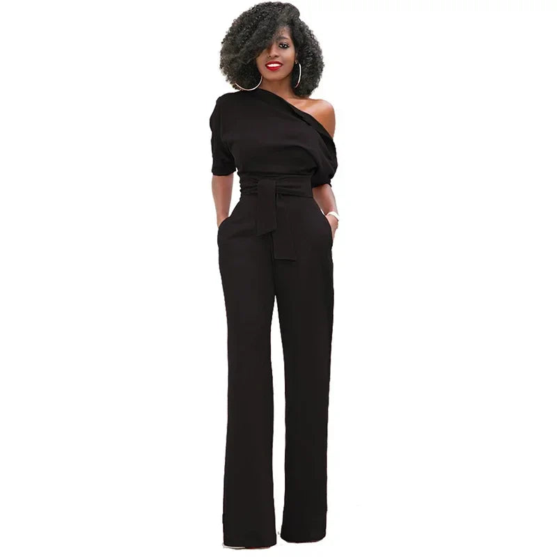 Eleganter Damen-Jumpsuit mit einer freien Schulter und Gürtel