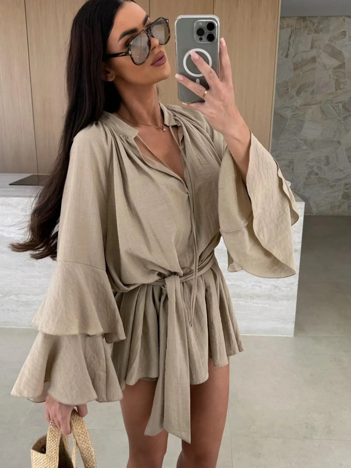 Sommerlicher Hemd-Jumpsuit mit Taillenbindung und weiten Ärmeln