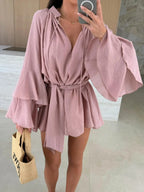 Sommerlicher Hemd-Jumpsuit mit Taillenbindung und weiten Ärmeln